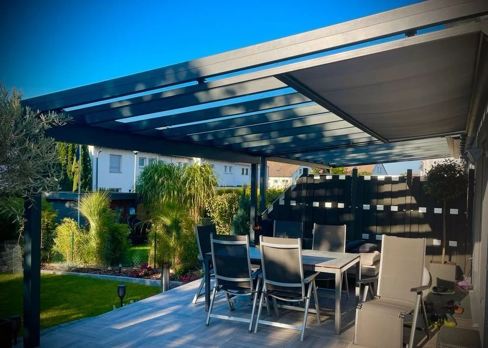 Beschattung unter einem Aluminium-Terrassendach