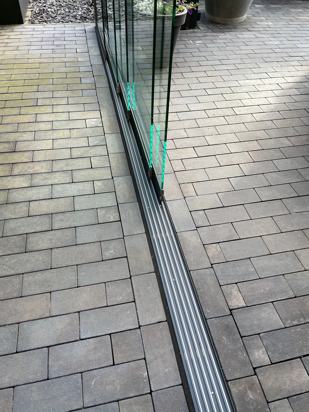 Originalaufnahme der Glasschiebewand mit Bodenschiene