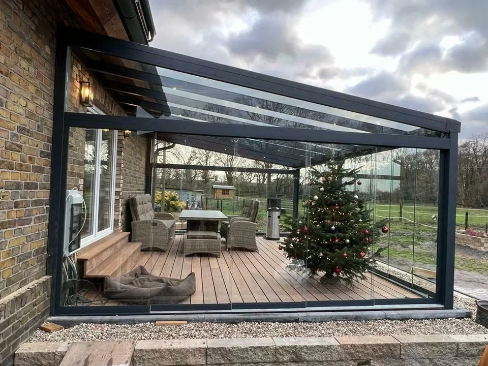 Verglaster Kaltwintergarten mit Sitzmöbeln